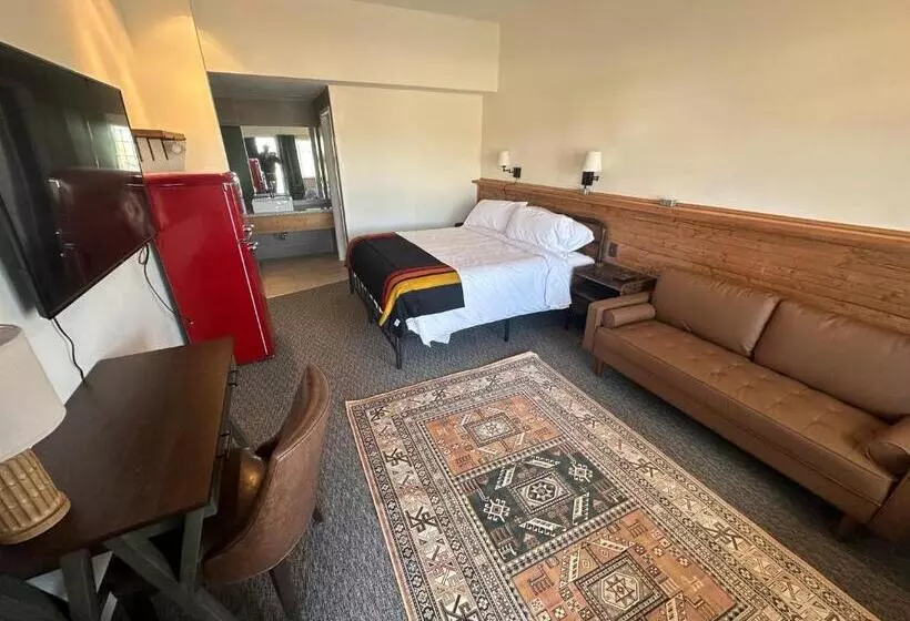 Hotelli Neon Cowboy Roadhouse At Hunters Hot Springs