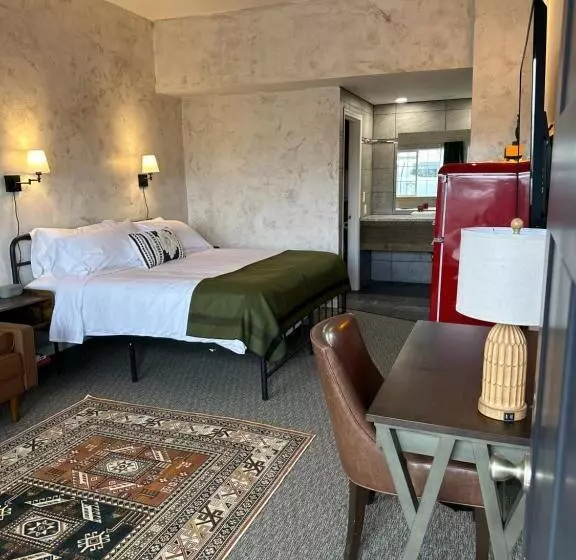 Hotelli Neon Cowboy Roadhouse At Hunters Hot Springs