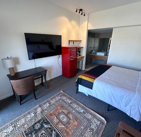 호텔 Neon Cowboy Roadhouse At Hunters Hot Springs