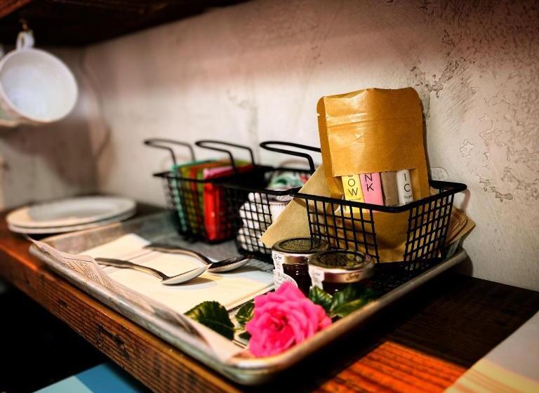 호텔 Neon Cowboy Roadhouse At Hunters Hot Springs