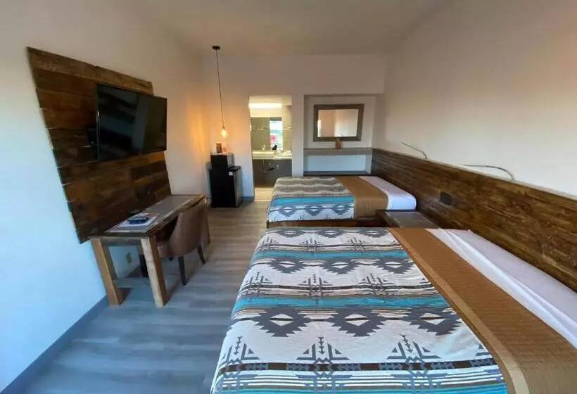 Hotelli Neon Cowboy Roadhouse At Hunters Hot Springs