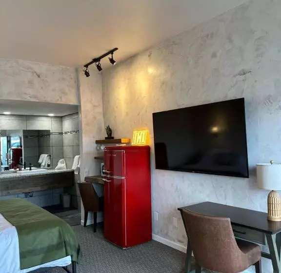 Hotelli Neon Cowboy Roadhouse At Hunters Hot Springs