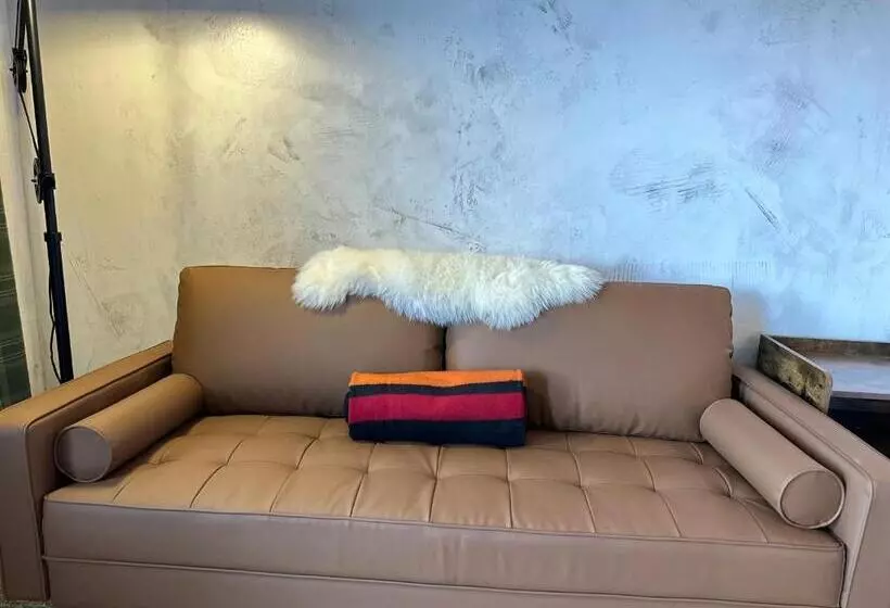 Hotelli Neon Cowboy Roadhouse At Hunters Hot Springs