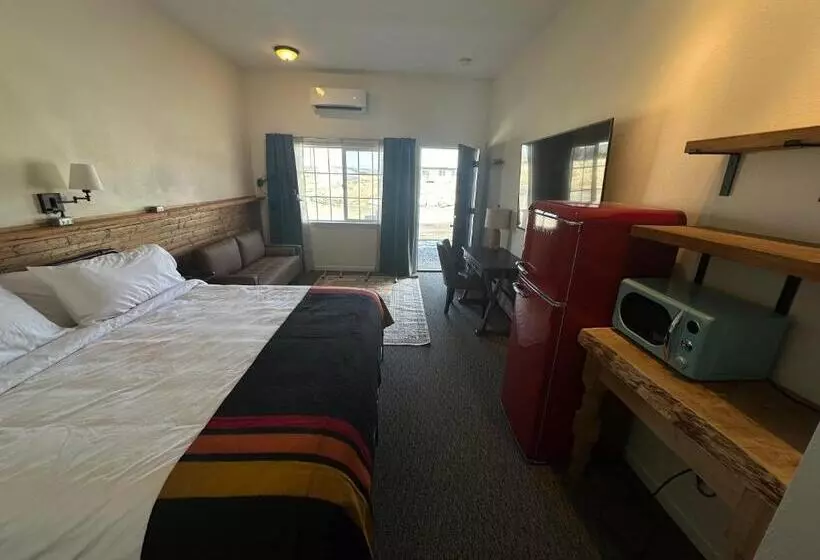 Hotelli Neon Cowboy Roadhouse At Hunters Hot Springs