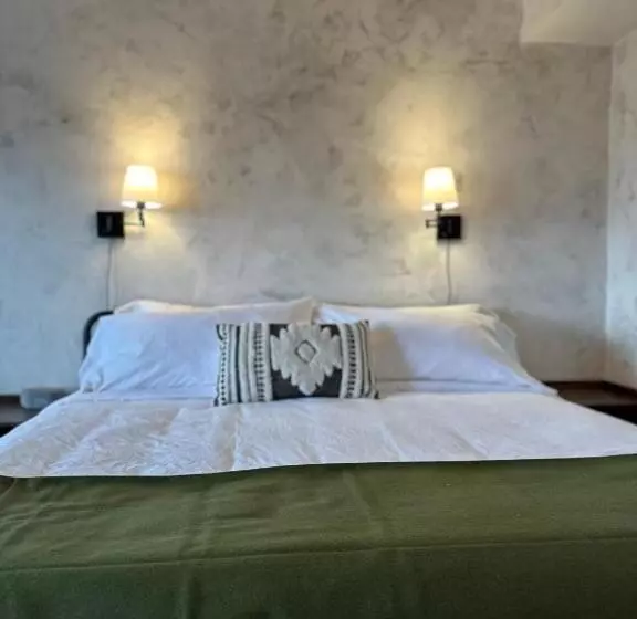 Hotelli Neon Cowboy Roadhouse At Hunters Hot Springs