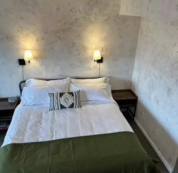 Hotelli Neon Cowboy Roadhouse At Hunters Hot Springs