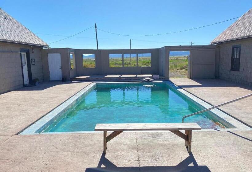 호텔 Neon Cowboy Roadhouse At Hunters Hot Springs