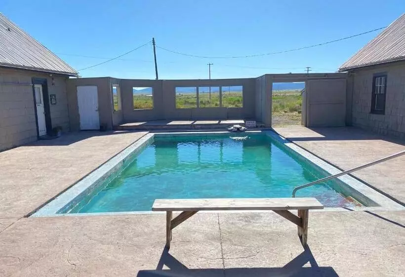 Hotelli Neon Cowboy Roadhouse At Hunters Hot Springs