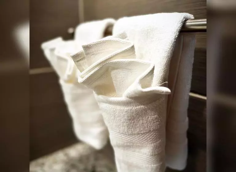 Hotelli Neon Cowboy Roadhouse At Hunters Hot Springs