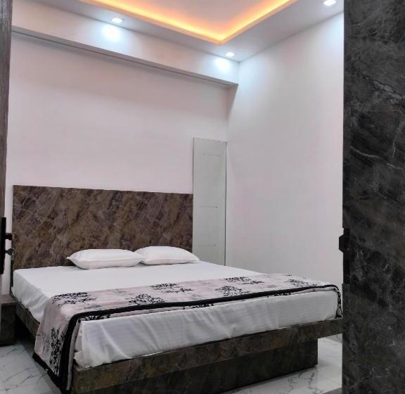 هتل The Regal Inn