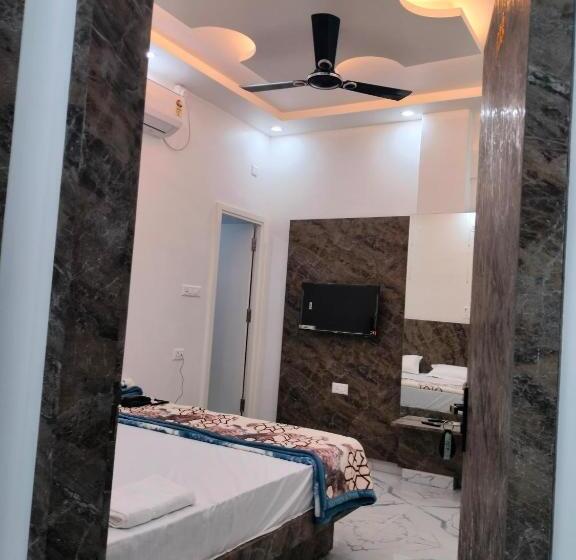 هتل The Regal Inn