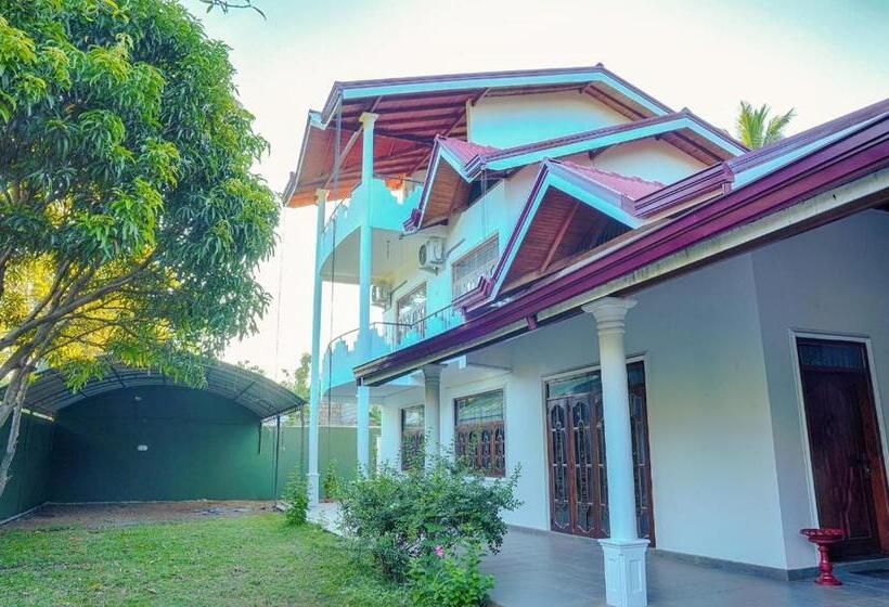 Udawalawe Elegant Hostel