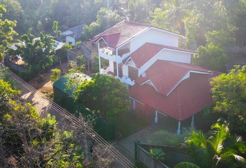 Udawalawe Elegant Hostel