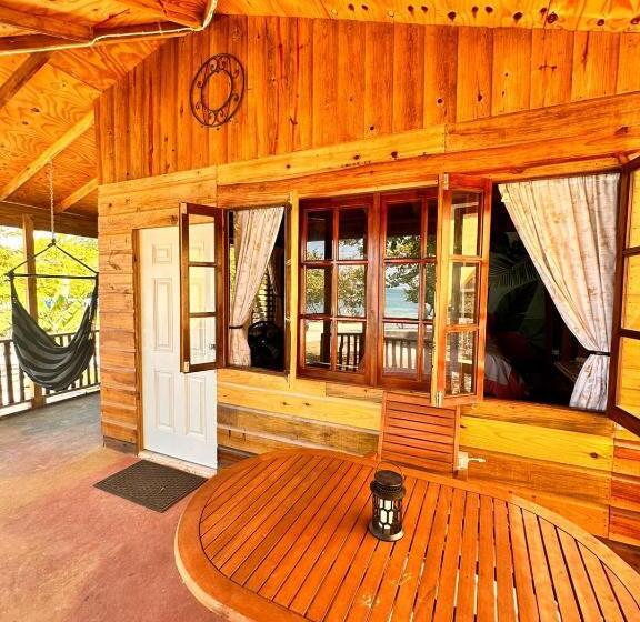 تختخواب و صبحانه Humble Boy Retreat Storeroom Cabin