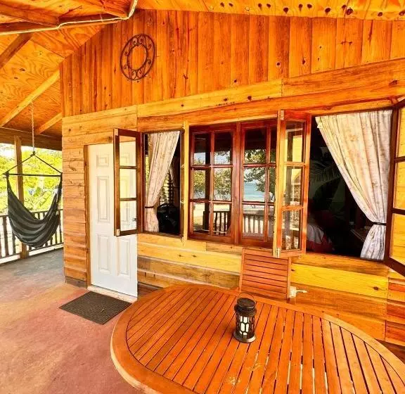 تختخواب و صبحانه Humble Boy Retreat Storeroom Cabin