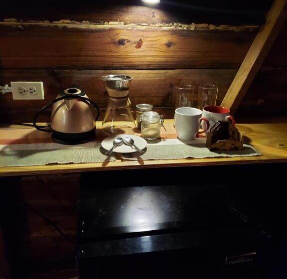 تختخواب و صبحانه Humble Boy Retreat Storeroom Cabin