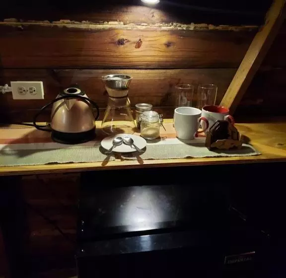 تختخواب و صبحانه Humble Boy Retreat Storeroom Cabin