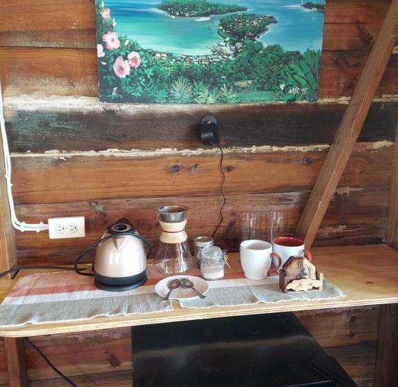 تختخواب و صبحانه Humble Boy Retreat Storeroom Cabin