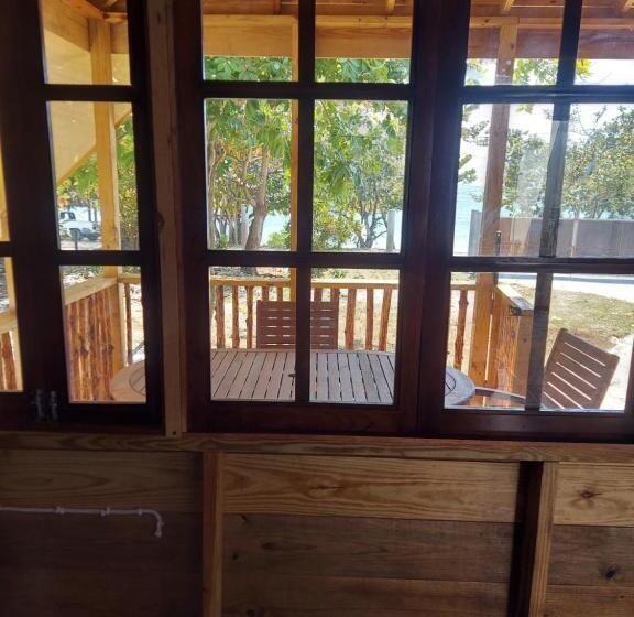 تختخواب و صبحانه Humble Boy Retreat Storeroom Cabin