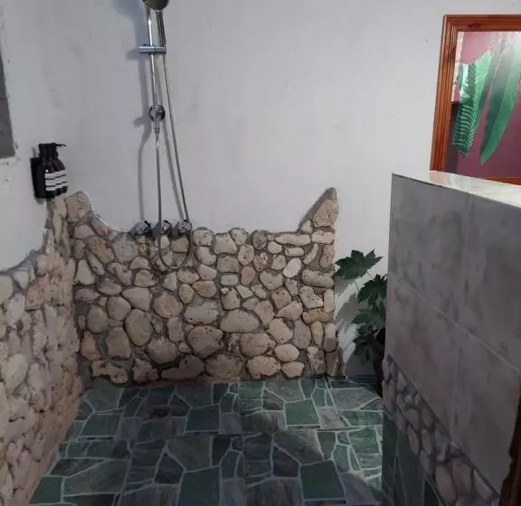 تختخواب و صبحانه Humble Boy Retreat Storeroom Cabin