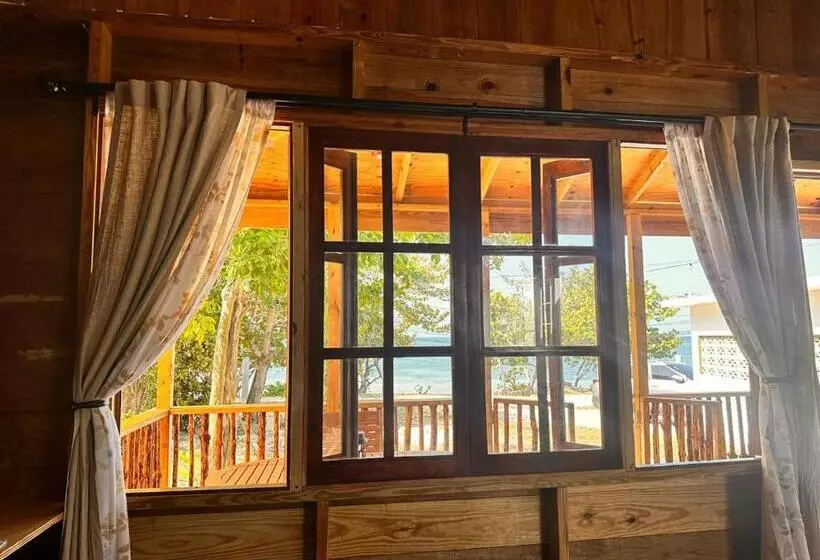 تختخواب و صبحانه Humble Boy Retreat Storeroom Cabin