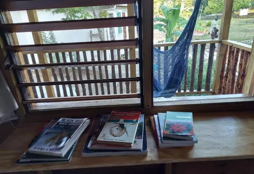 تختخواب و صبحانه Humble Boy Retreat Storeroom Cabin
