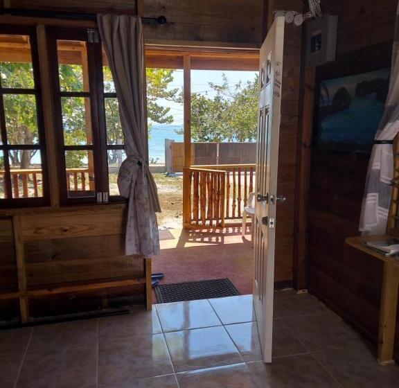 تختخواب و صبحانه Humble Boy Retreat Storeroom Cabin