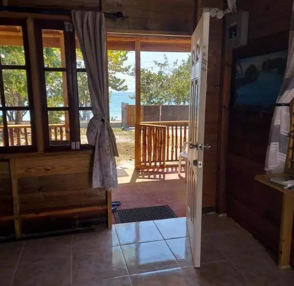 تختخواب و صبحانه Humble Boy Retreat Storeroom Cabin