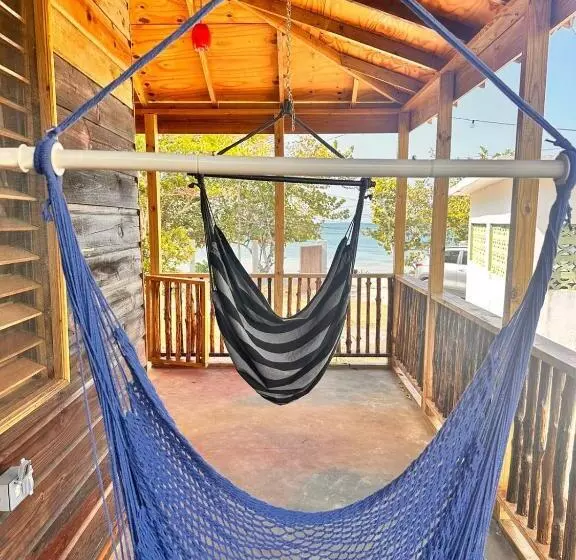 تختخواب و صبحانه Humble Boy Retreat Storeroom Cabin