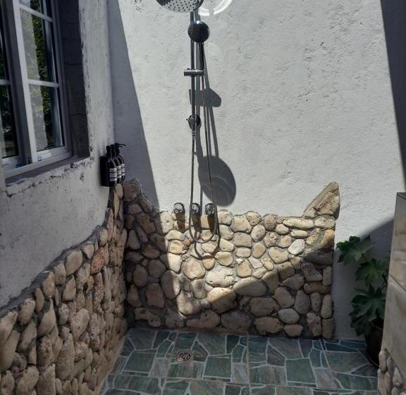 تختخواب و صبحانه Humble Boy Retreat Storeroom Cabin