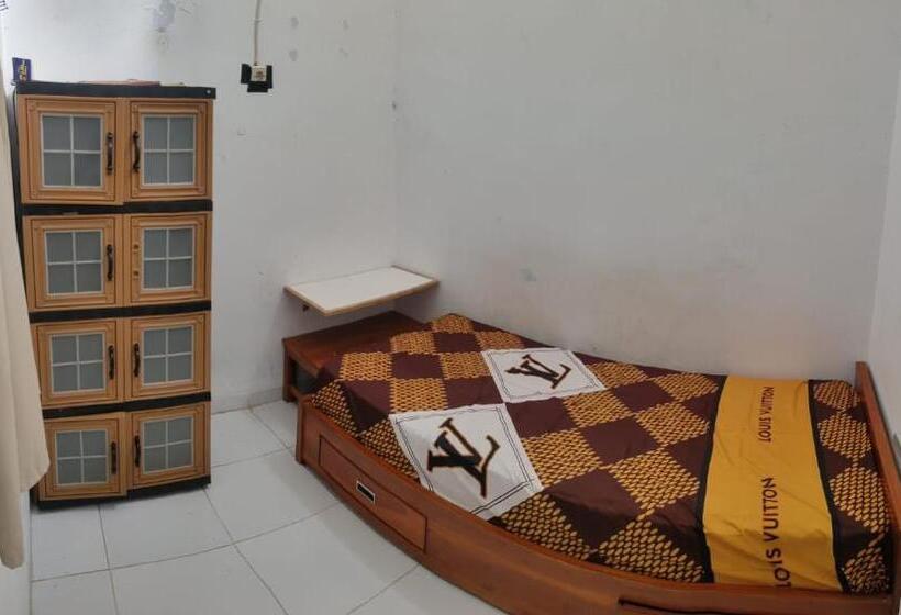 فندق Penginapan Wanita Putri Salju Hostel Semarang