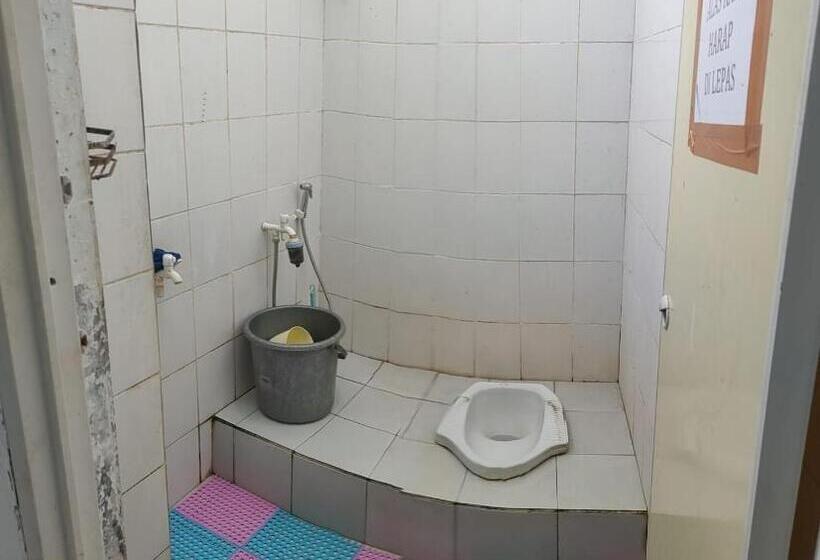 فندق Penginapan Wanita Putri Salju Hostel Semarang