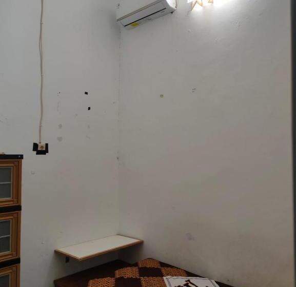 فندق Penginapan Wanita Putri Salju Hostel Semarang