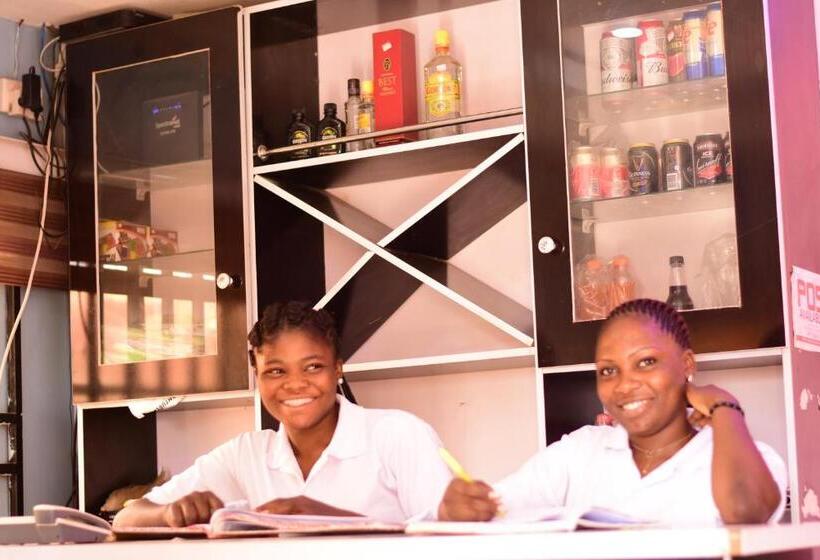 هتل Royal Suites And Apartments