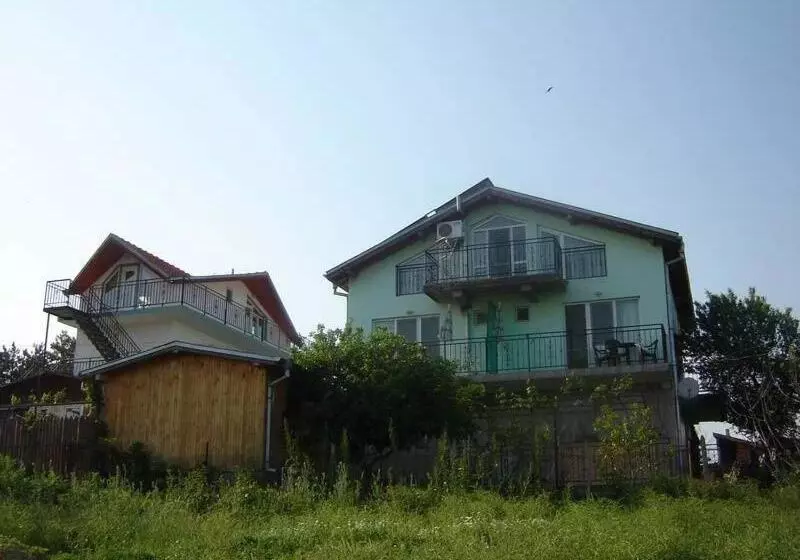 Majatalo вила лора