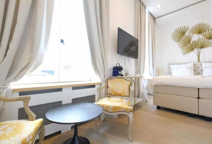 پانسیون Room Jade   La Maison De La Duchesse De La Valliere   Parking Privé