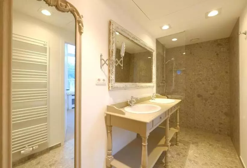 پانسیون Room Jade   La Maison De La Duchesse De La Valliere   Parking Privé