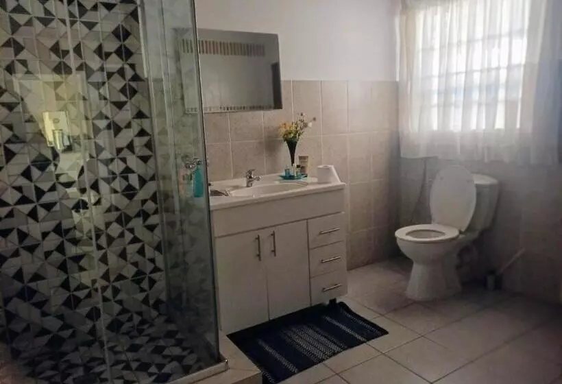 Aamiaismajoitus (B&B) 7 On School   Cozy Guesthouse 15 Min Drive From Airport And Close To Major Highways