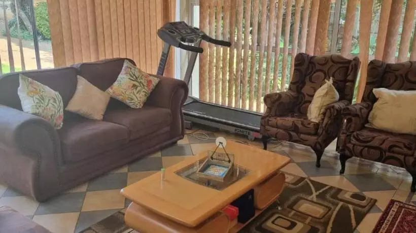 Aamiaismajoitus (B&B) 7 On School   Cozy Guesthouse 15 Min Drive From Airport And Close To Major Highways