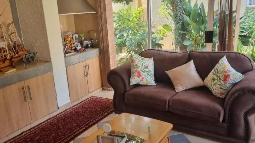 Aamiaismajoitus (B&B) 7 On School   Cozy Guesthouse 15 Min Drive From Airport And Close To Major Highways