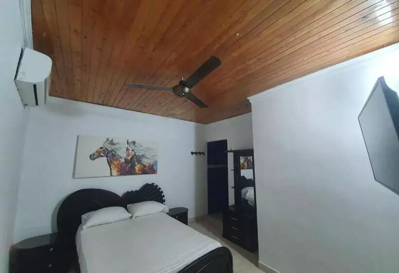 ホテル El Rancho De Arnolis