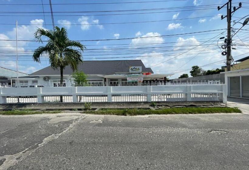 בית מלון כפרי Oyo 93849 Kng Homestay Syariah