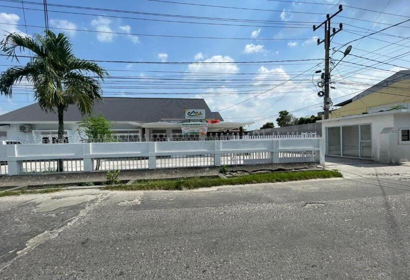 בית מלון כפרי Oyo 93849 Kng Homestay Syariah