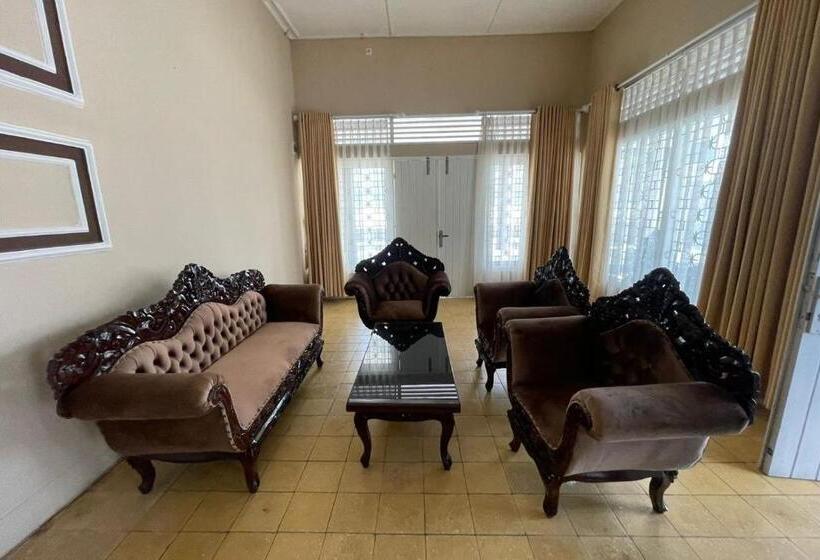 בית מלון כפרי Oyo 93849 Kng Homestay Syariah