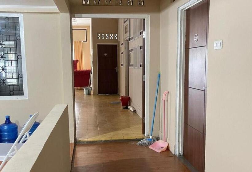 בית מלון כפרי Oyo 93849 Kng Homestay Syariah