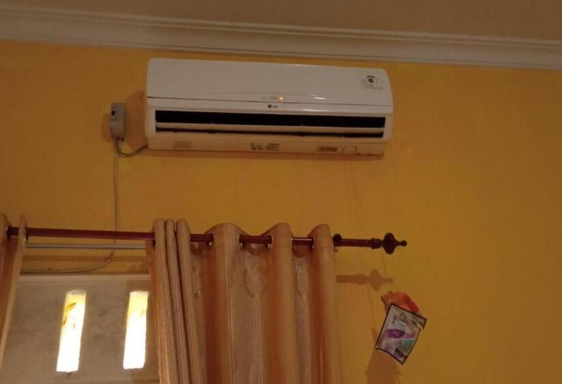 בית מלון כפרי Oyo 93849 Kng Homestay Syariah