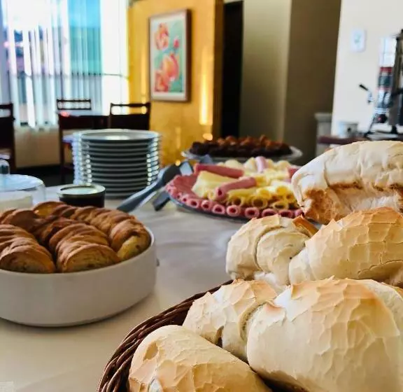 ホテル Soares Camargo