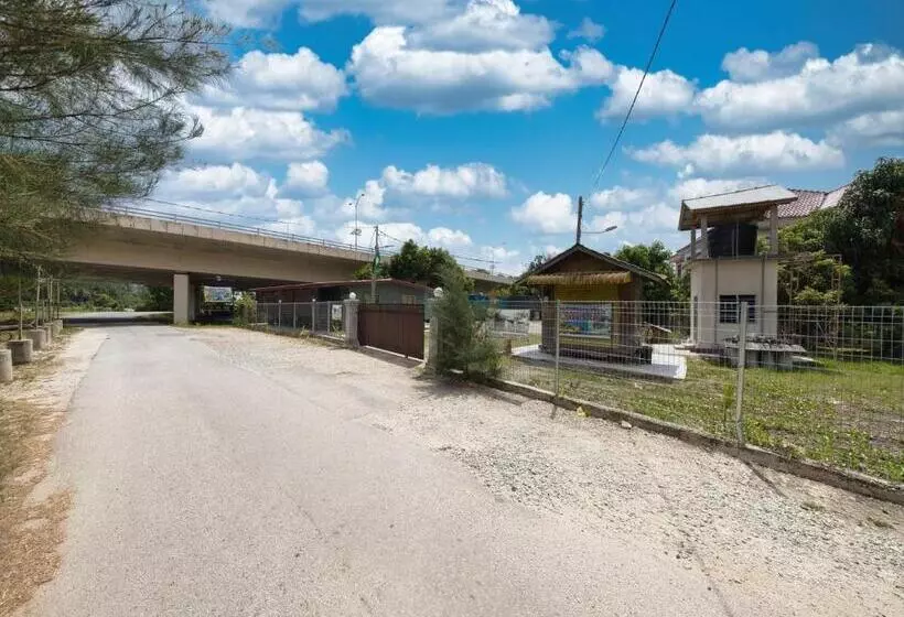 Hotelli Oyo 90960 Rajawali D Cabin Chalet Roomstay