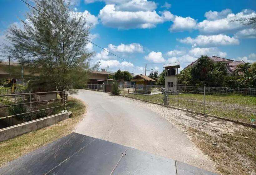 Hotelli Oyo 90960 Rajawali D Cabin Chalet Roomstay