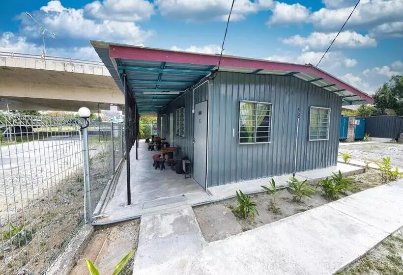 Hotelli Oyo 90960 Rajawali D Cabin Chalet Roomstay